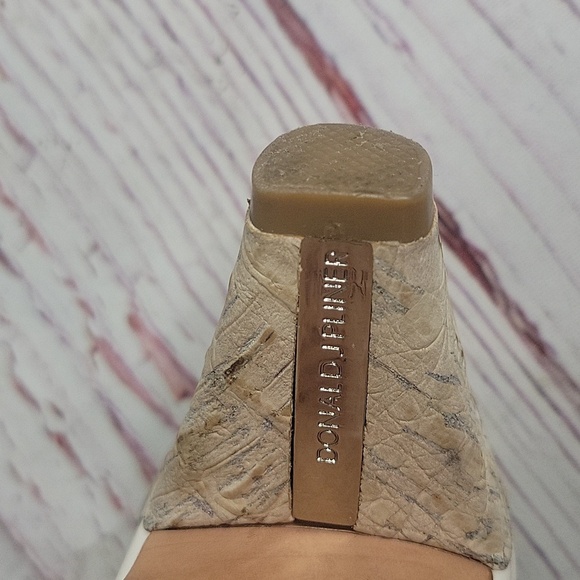 Donald J. Pliner Cream Embossed Women's Thong  Leather Sandals Size 7.5 - Picture 5 of 10